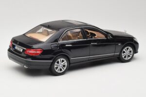 Mercedes E-Class W211 Negru Maisto 1:18 31172 Metal - imaginea 3 din 8