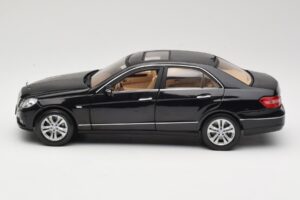 Mercedes E-Class W211 Negru Maisto 1:18 31172 Metal - imaginea 4 din 8