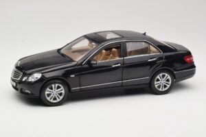 Mercedes E-Class W211 Negru Maisto 1:18 31172 Metal