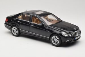 Mercedes E-Class W211 Negru Maisto 1:18 31172 Metal - imaginea 6 din 8