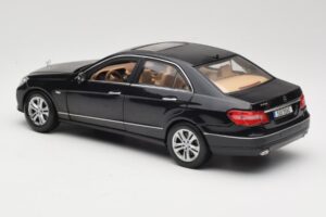 Mercedes E-Class W211 Negru Maisto 1:18 31172 Metal - imaginea 7 din 8