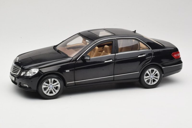 Mercedes E-Class W211 Negru Maisto 1:18 31172 Metal