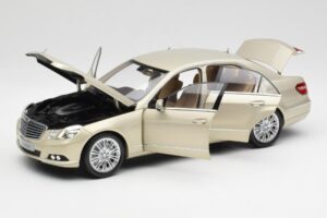 Mercedes E-Class W212 Elegance Pearl Bej Metalic Minichamps 1:18 B66960215 Metal - imaginea 2 din 8