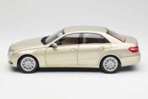 Mercedes E-Class W212 Elegance Pearl Bej Metalic Minichamps 1:18 B66960215 Metal - imaginea 4 din 8