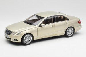 Mercedes E-Class W212 Elegance Pearl Bej Metalic Minichamps 1:18 B66960215 Metal