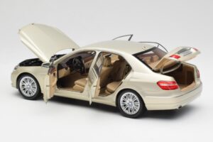 Mercedes E-Class W212 Elegance Pearl Bej Metalic Minichamps 1:18 B66960215 Metal - imaginea 5 din 8