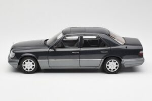 Mercedes E320 W124 Nautik Albastru Metalic Dealer Edition AUTOart 1:18 B66040508 Metal - imaginea 4 din 8