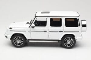 Mercedes G-Class G 500 W463A Diamond White Metallic Minichamps 1:18 113037111 Metal - imaginea 4 din 8