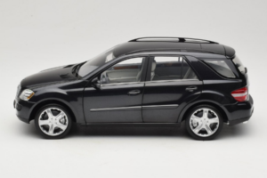 Mercedes ML W164 Obsidian Black Ediție Dealer Minichamps 1:18 B66962321 Metal - imaginea 4 din 8