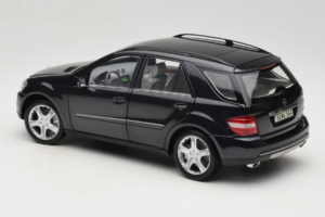 Mercedes ML W164 Obsidian Black Ediție Dealer Minichamps 1:18 B66962321 Metal - imaginea 7 din 8