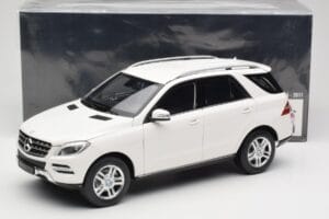 Mercedes ML W166 Alb Minichamps 1:18 100030101 Metal - imaginea 8 din 8