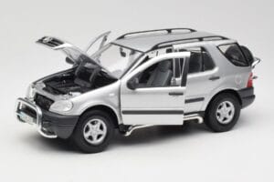 Mercedes ML320 W163 Argintiu Maisto 1:18 50319 Metal - imaginea 2 din 8