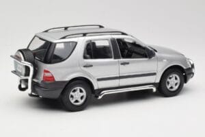 Mercedes ML320 W163 Argintiu Maisto 1:18 50319 Metal - imaginea 3 din 8