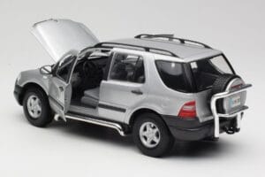 Mercedes ML320 W163 Argintiu Maisto 1:18 50319 Metal - imaginea 5 din 8