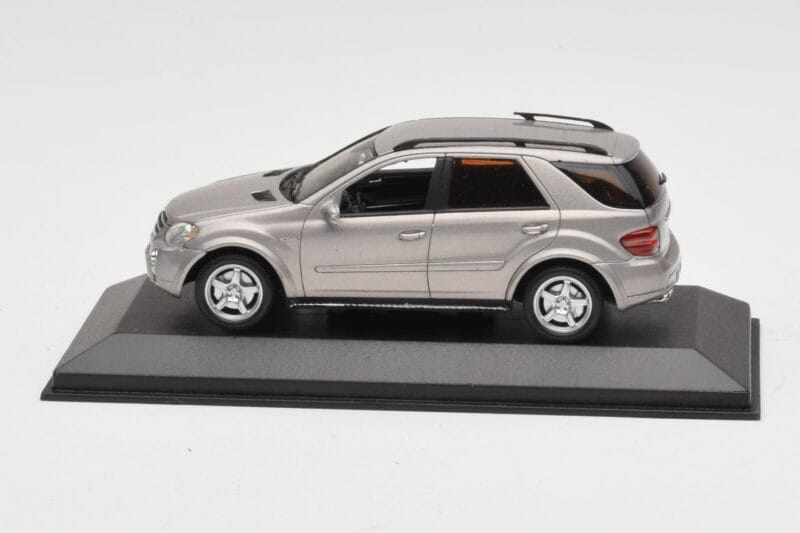 Mercedes ML63 AMG W164 Gri Metalic Minichamps 1:43 Mercedes ML63 AMG W164 Gri Metalic Minichamps 1:43 400034570 Metal