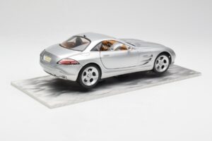Mercedes SLR Vision Argintiu Ediție Limitată Cu Bază din Aluminiu Bburago 1:18 B66962102 Metal - imaginea 3 din 8