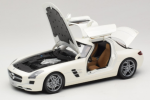 Mercedes SLS AMG Designo Mystic White Museum Edition Minichamps 1:18 B66055551 Metal - imaginea 2 din 8
