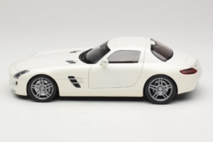 Mercedes SLS AMG Designo Mystic White Museum Edition Minichamps 1:18 B66055551 Metal - imaginea 4 din 8