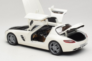 Mercedes SLS AMG Designo Mystic White Museum Edition Minichamps 1:18 B66055551 Metal - imaginea 5 din 8