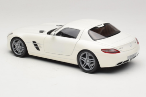 Mercedes SLS AMG Designo Mystic White Museum Edition Minichamps 1:18 B66055551 Metal - imaginea 7 din 8