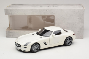 Mercedes SLS AMG Designo Mystic White Museum Edition Minichamps 1:18 B66055551 Metal - imaginea 8 din 8