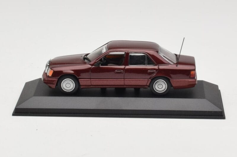 Mercedes W124 Dark Red Metallic Minichamps 1:43 Mercedes W124 Dark Red Metallic Minichamps 1:43 MB002 Metal