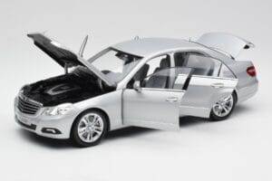 Mercedes Clasa E W212 Avantgarde Iridium Argintiu Vopsea Ediția 2 Minichamps 1:18 B66960212-D2 Metal - imaginea 2 din 11