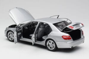 Mercedes Clasa E W212 Avantgarde Iridium Argintiu Vopsea Ediția 1 Minichamps 1:18 B66960212-D1 Metal - imaginea 5 din 11