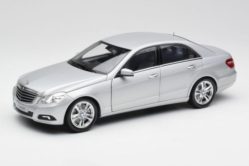 Mercedes Clasa E W212 Avantgarde Iridium Argintiu Vopsea Ediția 1 Minichamps 1:18 B66960212-D1 Metal