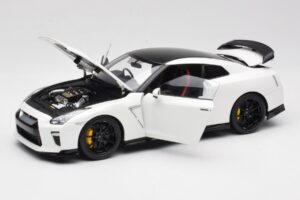 Nissan GT-R R35 Track Edition NISMO Pearl White MotorHelix 1:18 M83518 Metal - imaginea 2 din 8
