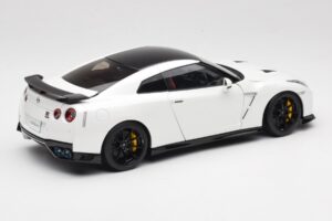 Nissan GT-R R35 Track Edition NISMO Pearl White MotorHelix 1:18 M83518 Metal - imaginea 3 din 8