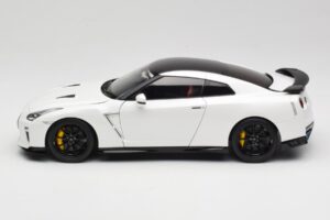 Nissan GT-R R35 Track Edition NISMO Pearl White MotorHelix 1:18 M83518 Metal - imaginea 4 din 8