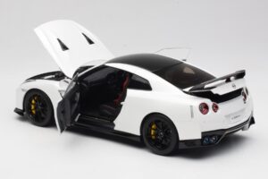 Nissan GT-R R35 Track Edition NISMO Pearl White MotorHelix 1:18 M83518 Metal - imaginea 5 din 8