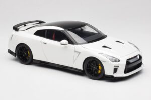 Nissan GT-R R35 Track Edition NISMO Pearl White MotorHelix 1:18 M83518 Metal - imaginea 6 din 8