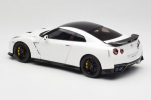 Nissan GT-R R35 Track Edition NISMO Pearl White MotorHelix 1:18 M83518 Metal - imaginea 7 din 8