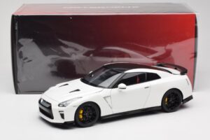 Nissan GT-R R35 Track Edition NISMO Pearl White MotorHelix 1:18 M83518 Metal - imaginea 8 din 8