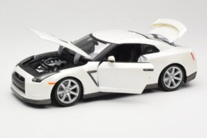 Nissan GT-R R35 Alb Bburago 1:18 18-12079 Metal - imaginea 2 din 8