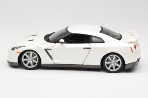 Nissan GT-R R35 Alb Bburago 1:18 18-12079 Metal - imaginea 4 din 8