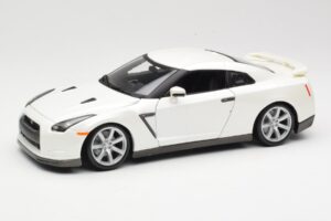 Nissan GT-R R35 Alb Bburago 1:18 18-12079 Metal