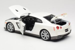 Nissan GT-R R35 Alb Bburago 1:18 18-12079 Metal - imaginea 5 din 8