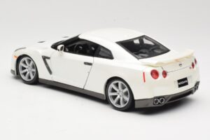 Nissan GT-R R35 Alb Bburago 1:18 18-12079 Metal - imaginea 7 din 8