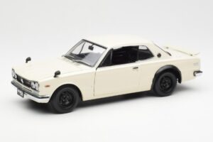 Nissan Skyline 2000 GT-R KPGC110 Alb Kyosho 1:18 08127W Metal