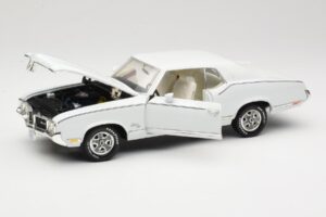 Oldsmobile Cutlass SX Alb ERTL 1:18 33775 Metal - imaginea 2 din 8