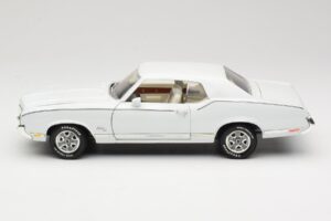 Oldsmobile Cutlass SX Alb ERTL 1:18 33775 Metal - imaginea 4 din 8