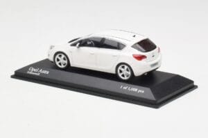 Opel Astra J Alb Minichamps 1:43 400049001 Metal - imaginea 3 din 4