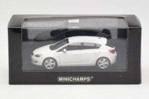 Opel Astra J Alb Minichamps 1:43 400049001 Metal - imaginea 4 din 4