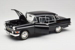 Opel Kapitan P2 Negru Revell 1:18 08821 Metal - imaginea 2 din 8