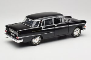 Opel Kapitan P2 Negru Revell 1:18 08821 Metal - imaginea 3 din 8