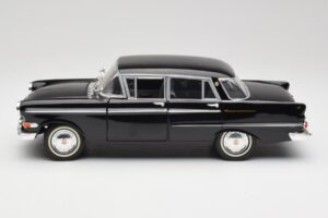 Opel Kapitan P2 Negru Revell 1:18 08821 Metal - imaginea 4 din 8