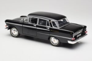 Opel Kapitan P2 Negru Revell 1:18 08821 Metal - imaginea 7 din 8